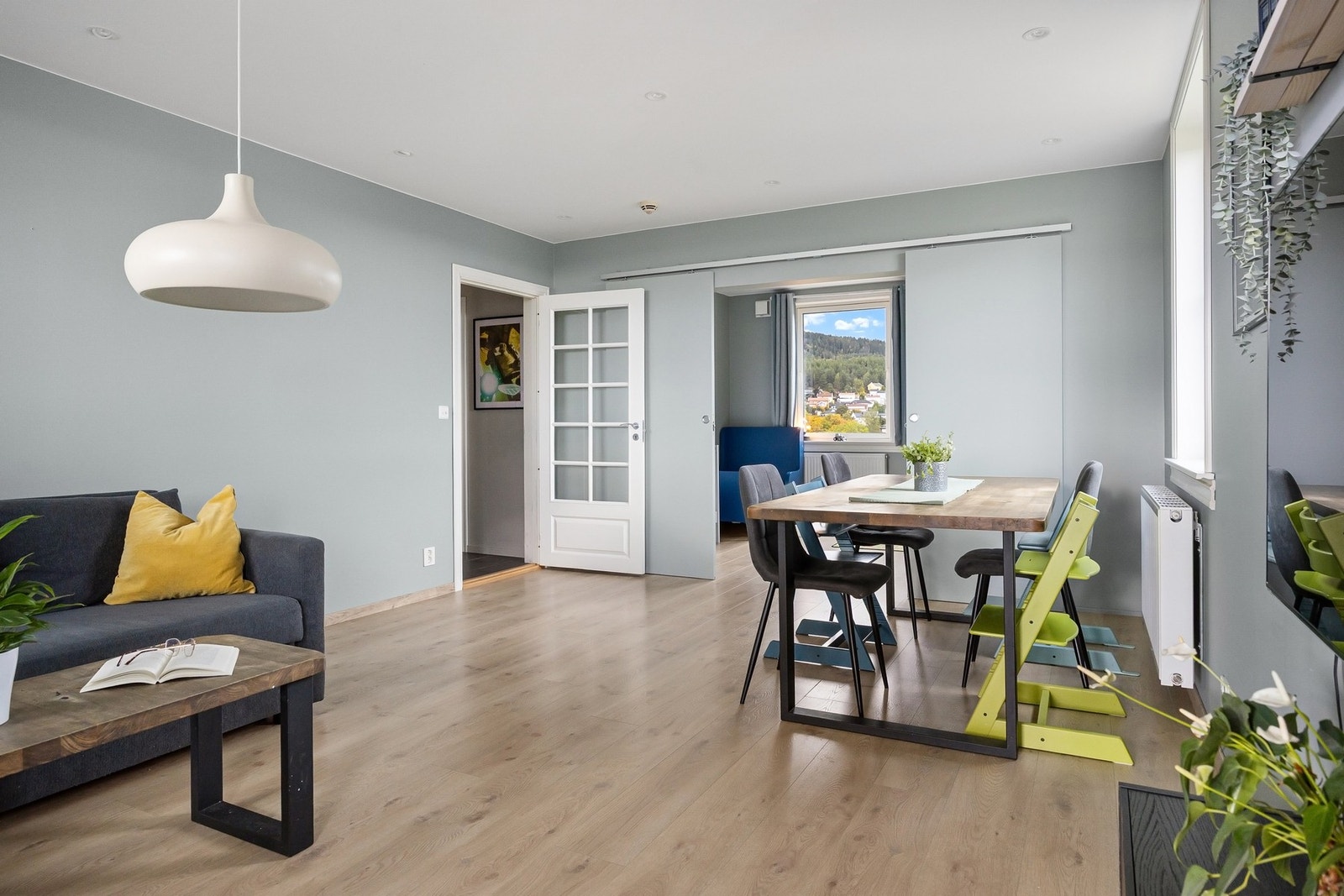Rommet har god plass til både sofagruppe og spiseplass, og fungerer som et naturlig samlingspunkt for familie og venner. Galleribilde