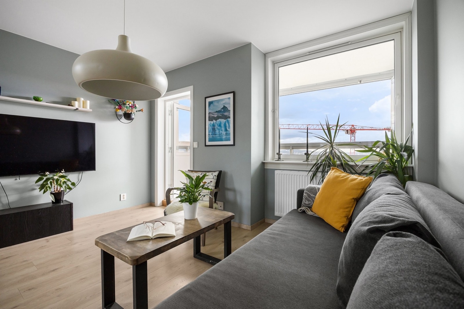 Fra stuen er det direkte adkomst til en innglasset balkong på ca. 11 m². Galleribilde