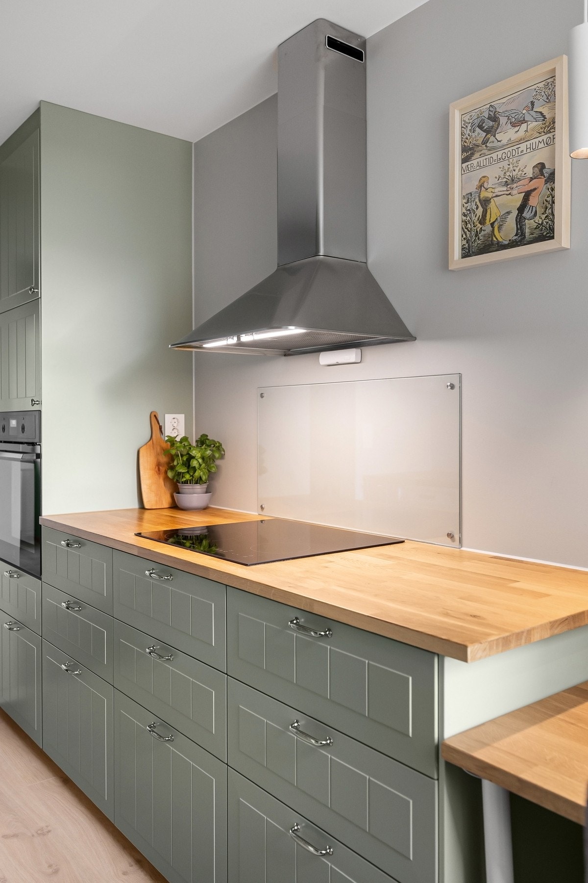 Innredningen er fra IKEA og har profilerte fronter som gir et tidløst uttrykk. Galleribilde