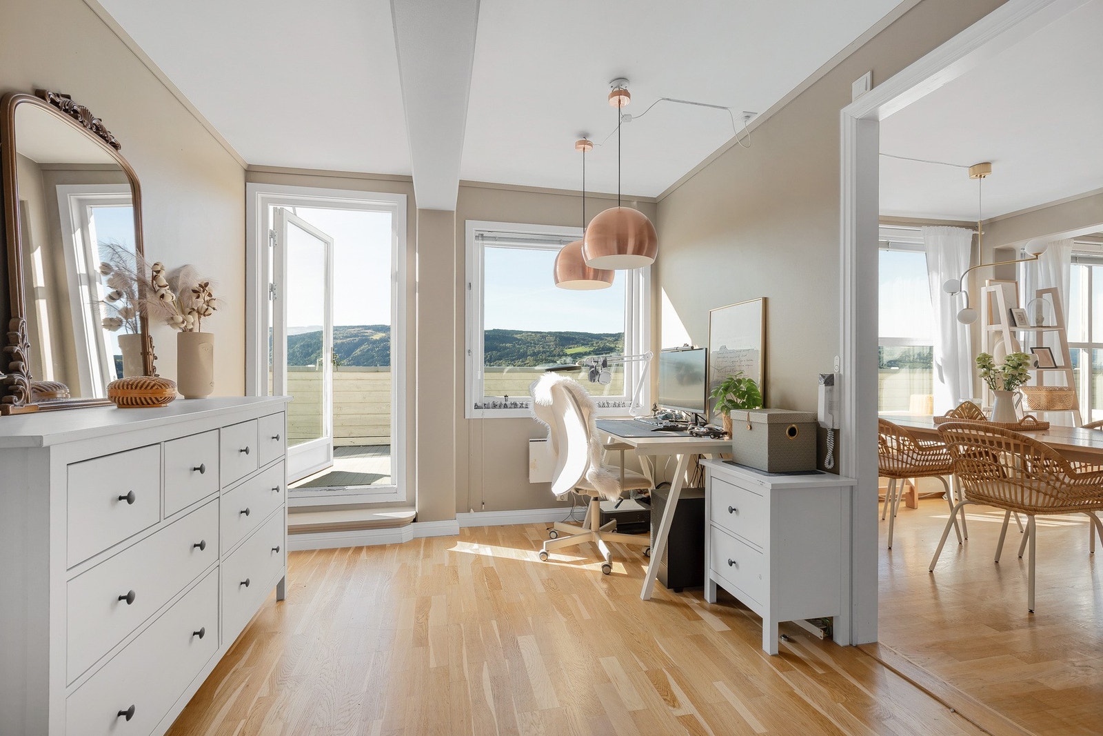 Plass til kontor eller spiseplass i tilknytning til kjøkkenet. Galleribilde