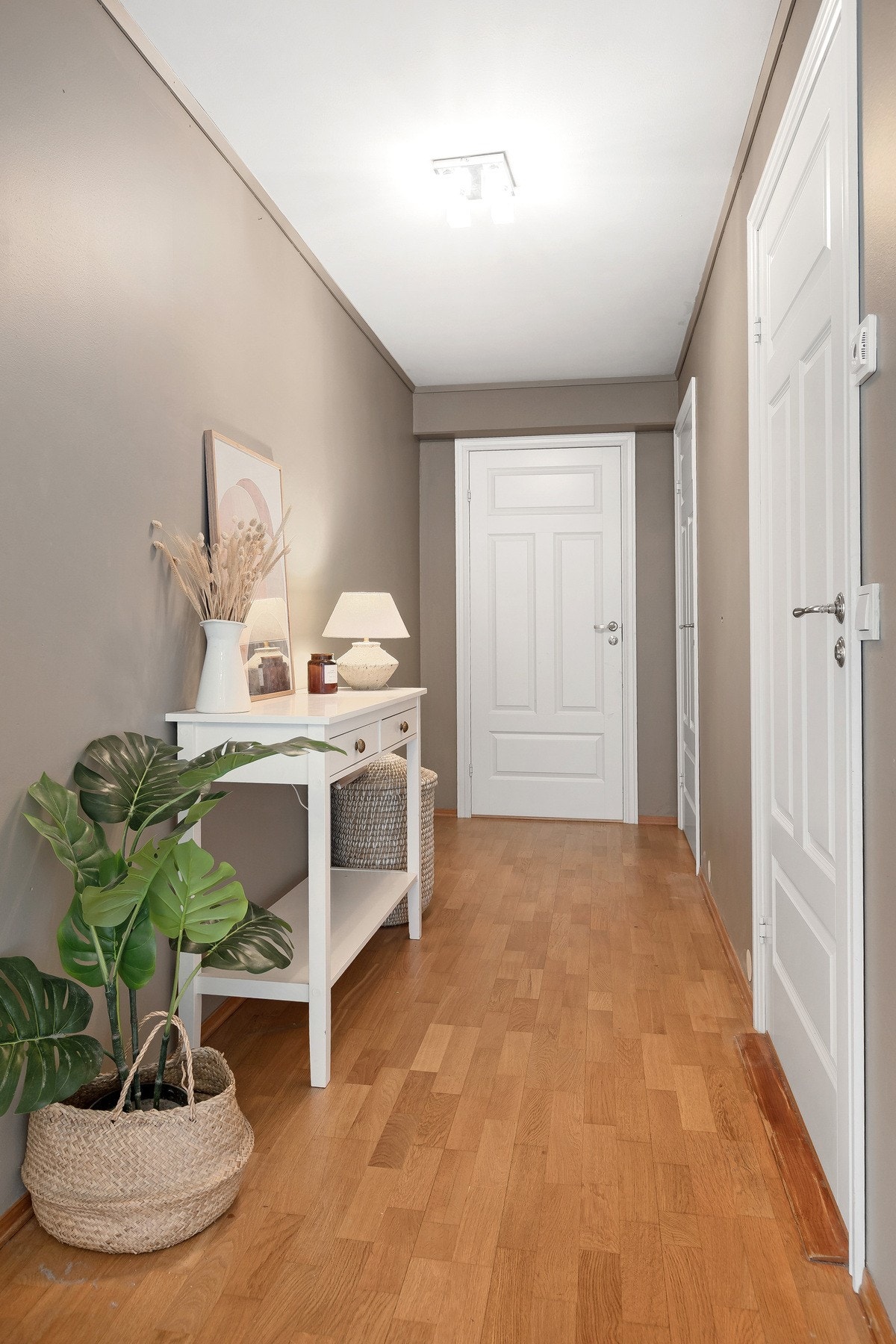 Del av entre/gang med tilgang til vaskerom og bad. Galleribilde