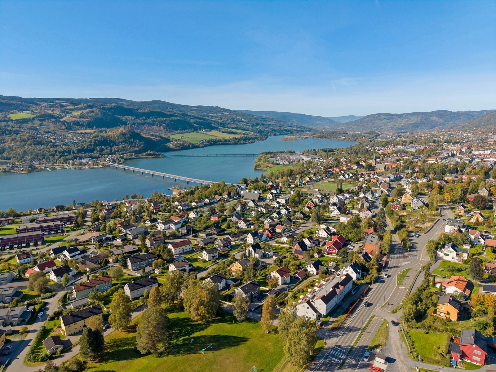 Barnevennlig og solrik beliggenhet og nydelig kveldssol på terrassen, ikke langt unna Sportsplassen med aktiviteter for store og små. Galleribilde