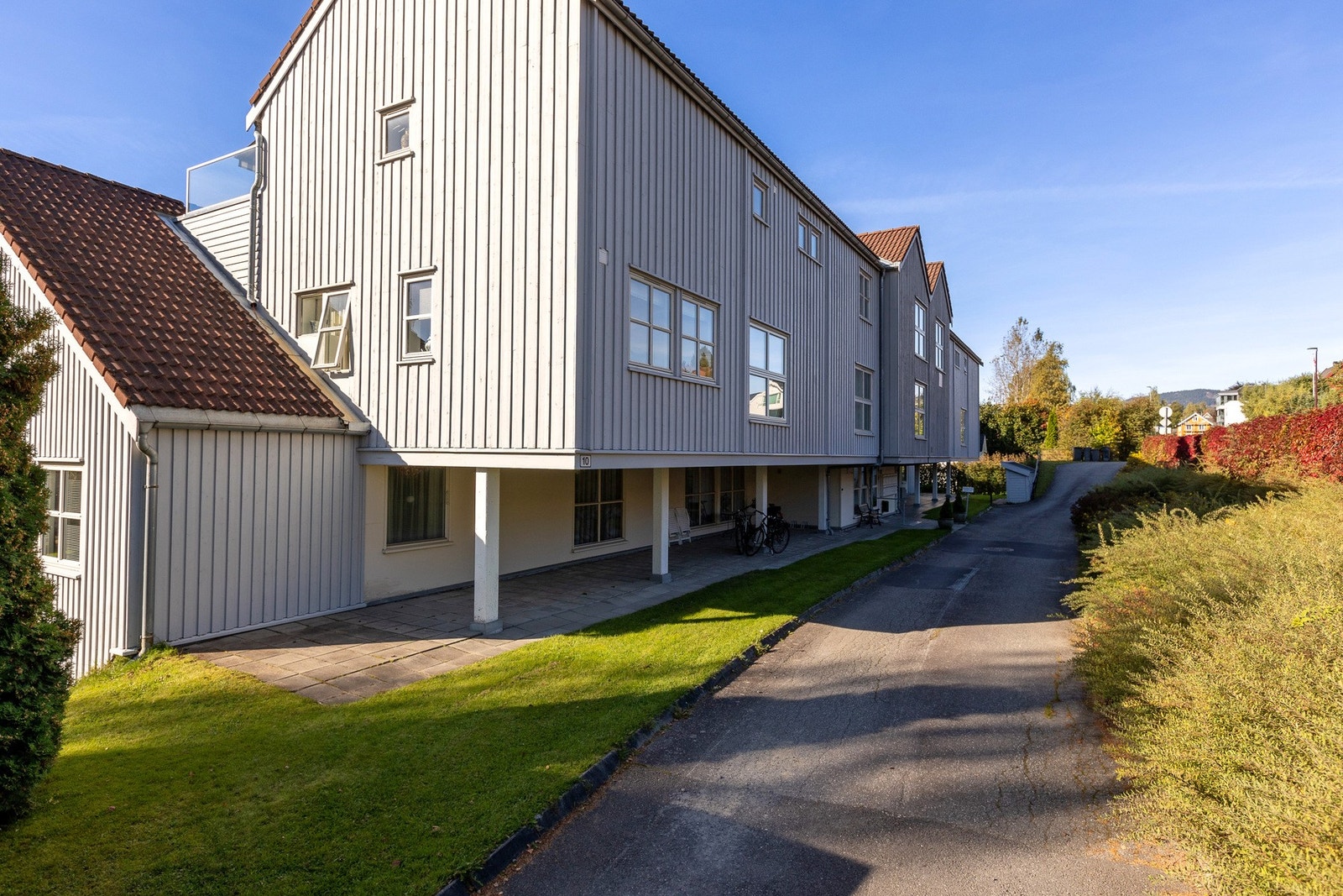 Fasaden mot øst, opp mot Hamarvege. Bygget har trappefri adkomst med heis i bygget. Galleribilde