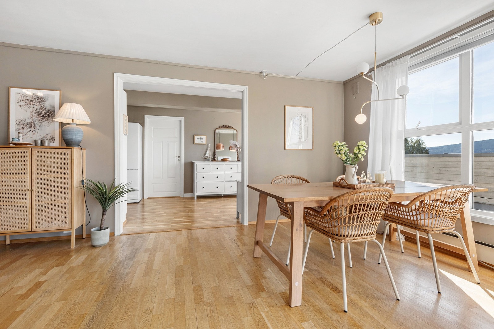 God plass til spisebord rett utenfor kjøkkenet Galleribilde