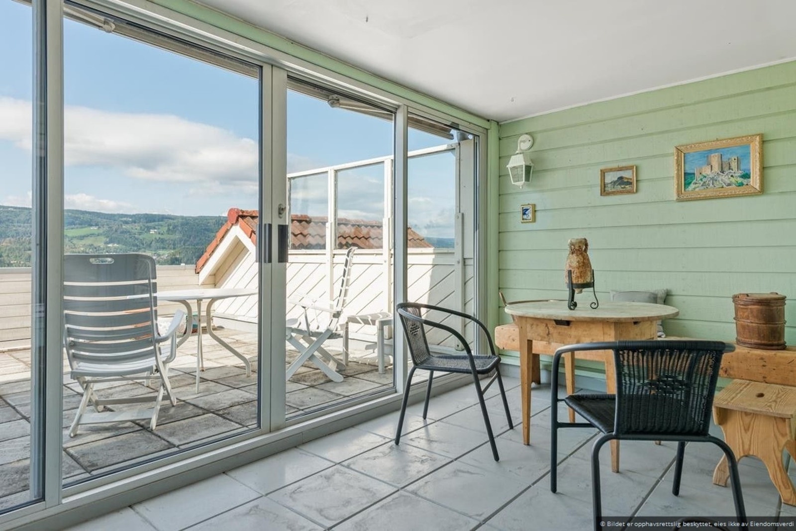 Vinterstuen,- slik den tidligere var innredet (eldre bilde), med store glassflater som slipper naturen helt inn, gir en lun atmosfære på kjølige dager og forlenger utesesongen betraktelig. Galleribilde