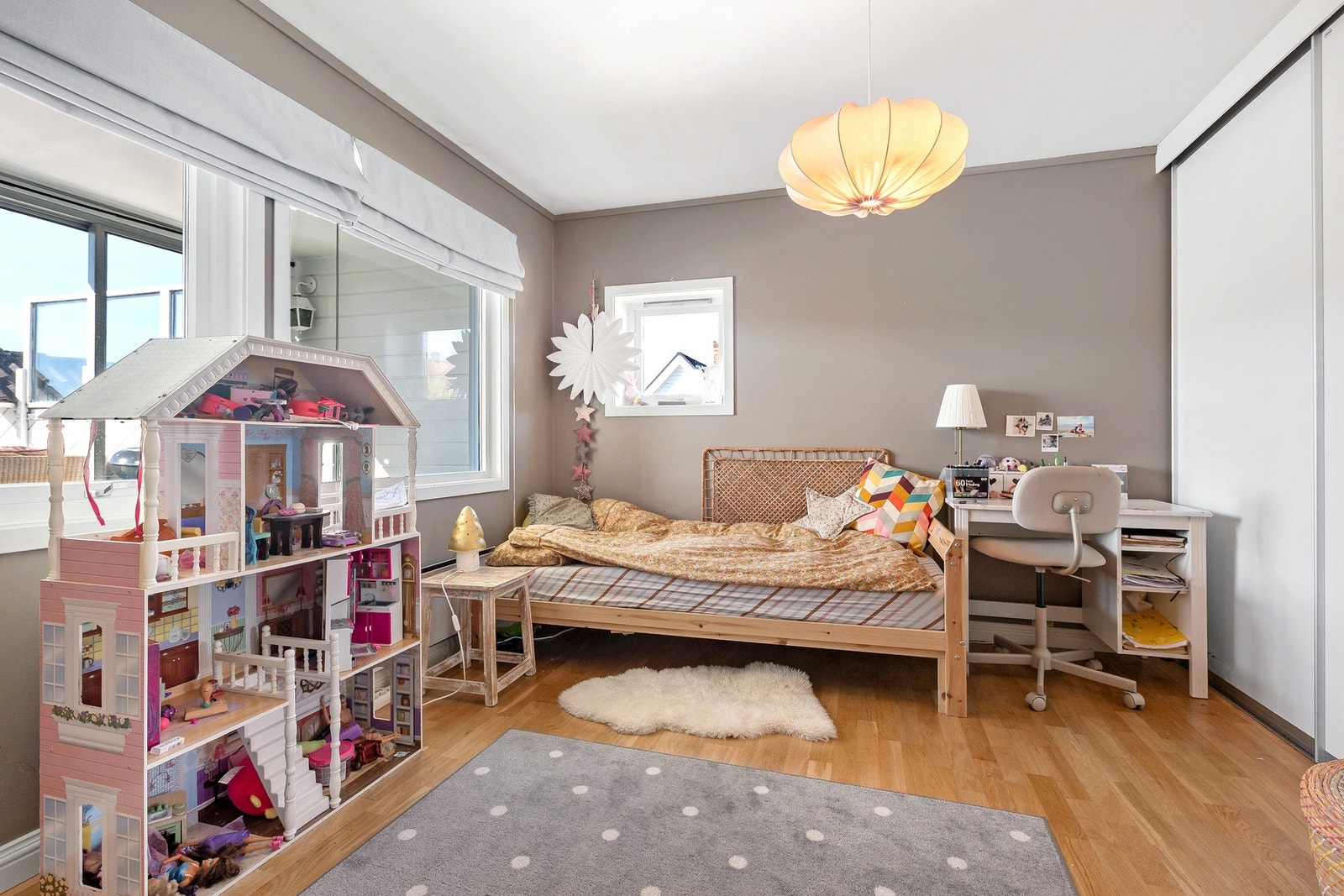 Hovedsoverommet har også god plass for dobbeltseng. I tillegg skyvedørsgarderobe samt vinduer mot innglasset vinterhage. Denne benyttes pr idag også som soverom. Galleribilde