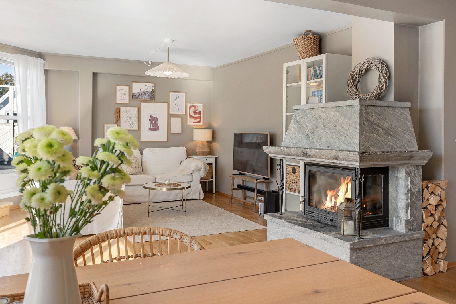 Stue og spisestue i åpen løsning Galleribilde