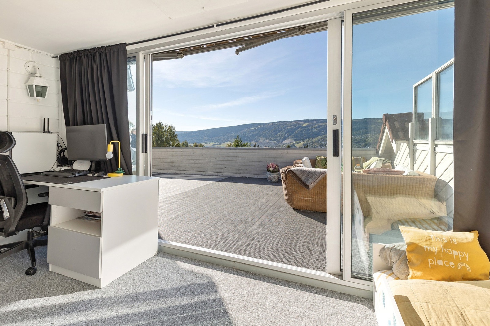 Innglasset vinterhage - rommet er pr idag innredet som soverom men kan enkelt tilbakeføres til sitt opprinnelig formål. Galleribilde