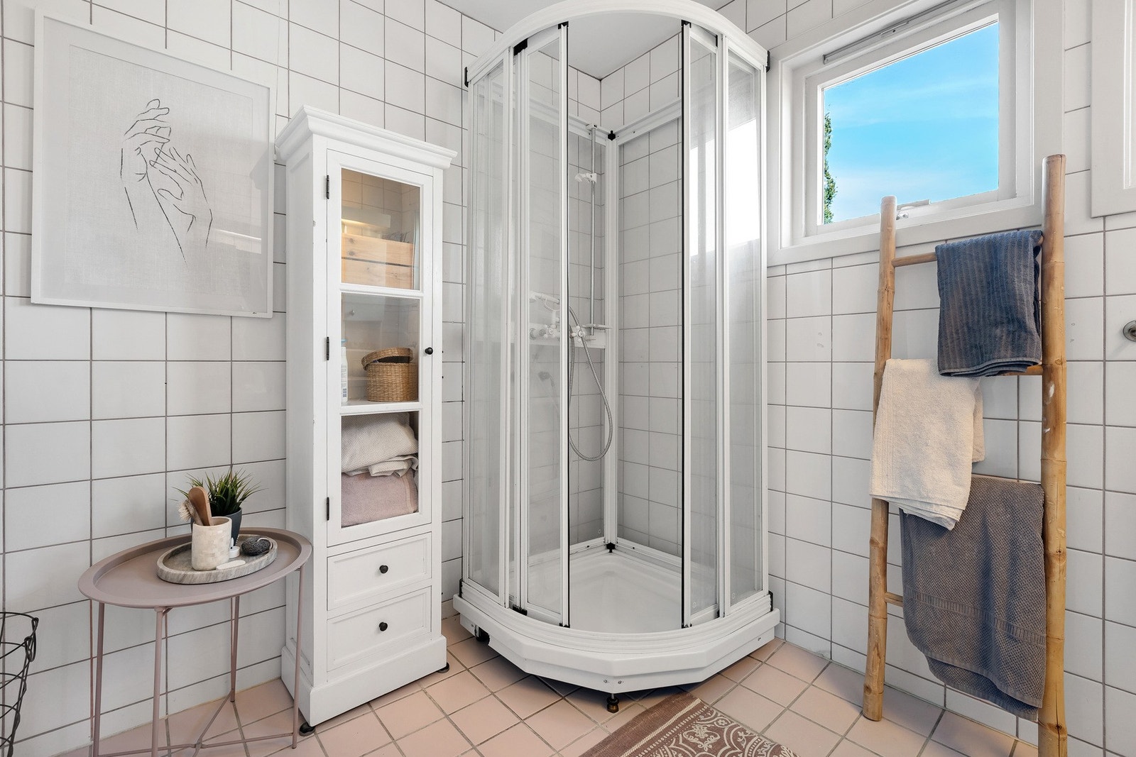 Innredet med blant annet dusjkabinett av noe nyere årgang. Galleribilde