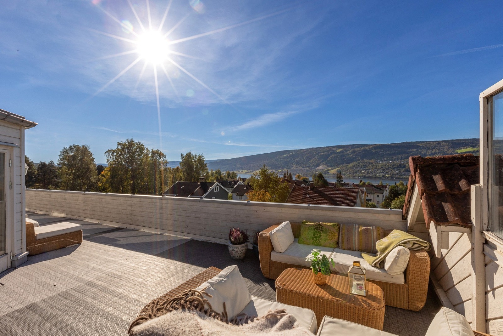 Terrassen- et privat uterom som inviterer til solfylte frokoster, lune sommerkvelder og uforstyrret avslapping. Galleribilde