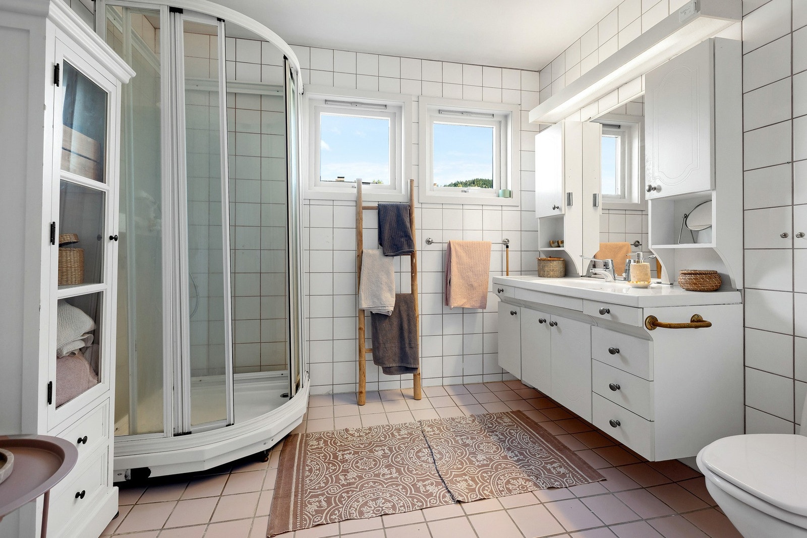 Romslig baderom med standard stort sett ifra byggeår. Galleribilde