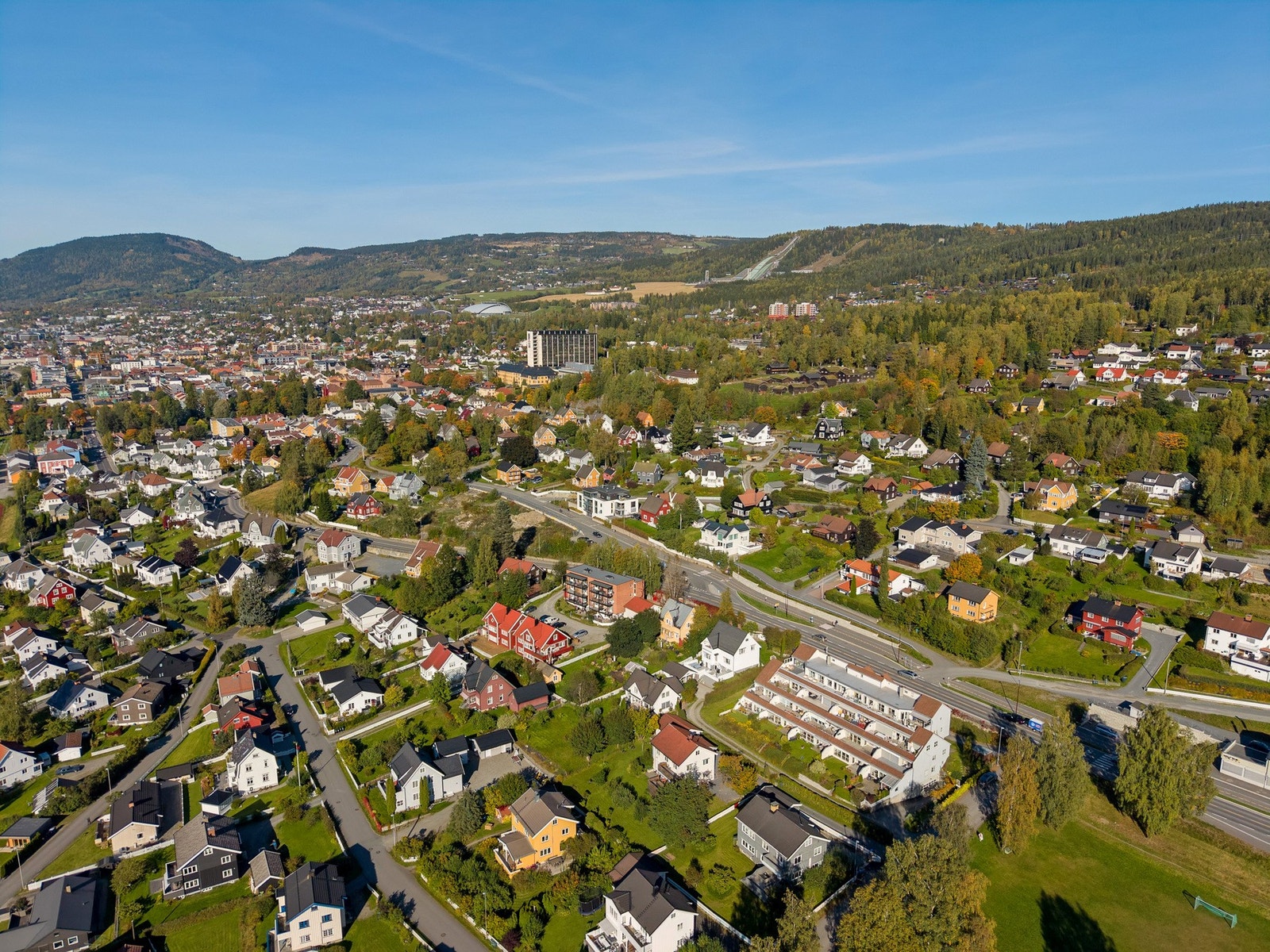 Leiligheten ligger litt sør for sentrumskjernen, med gangavstand til sentrum. Dette er et attraktivt og veletablert boligstrøk i rolige omgivelser. Galleribilde