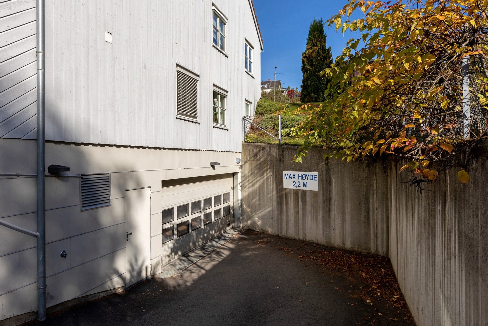 Nedkjøring til garasjekjeller hvorav leiligheten disponerer to garasjeplasser. Galleribilde