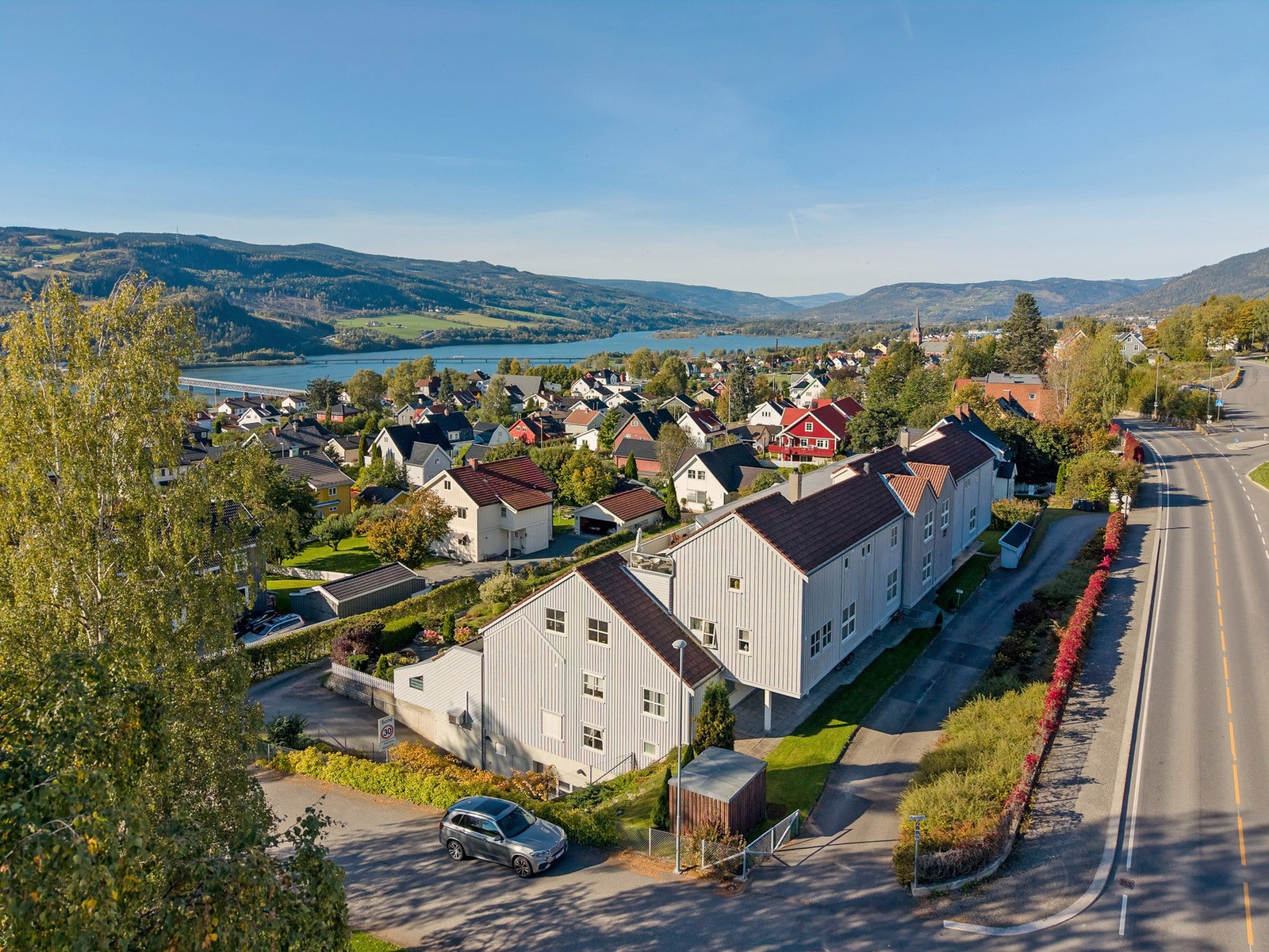 Meget attraktivt boligkompleks sør for sentrum av byen. Flotte terrasseleiligheter bygget over 4 etasjeplan med garasjekjeller. Galleribilde