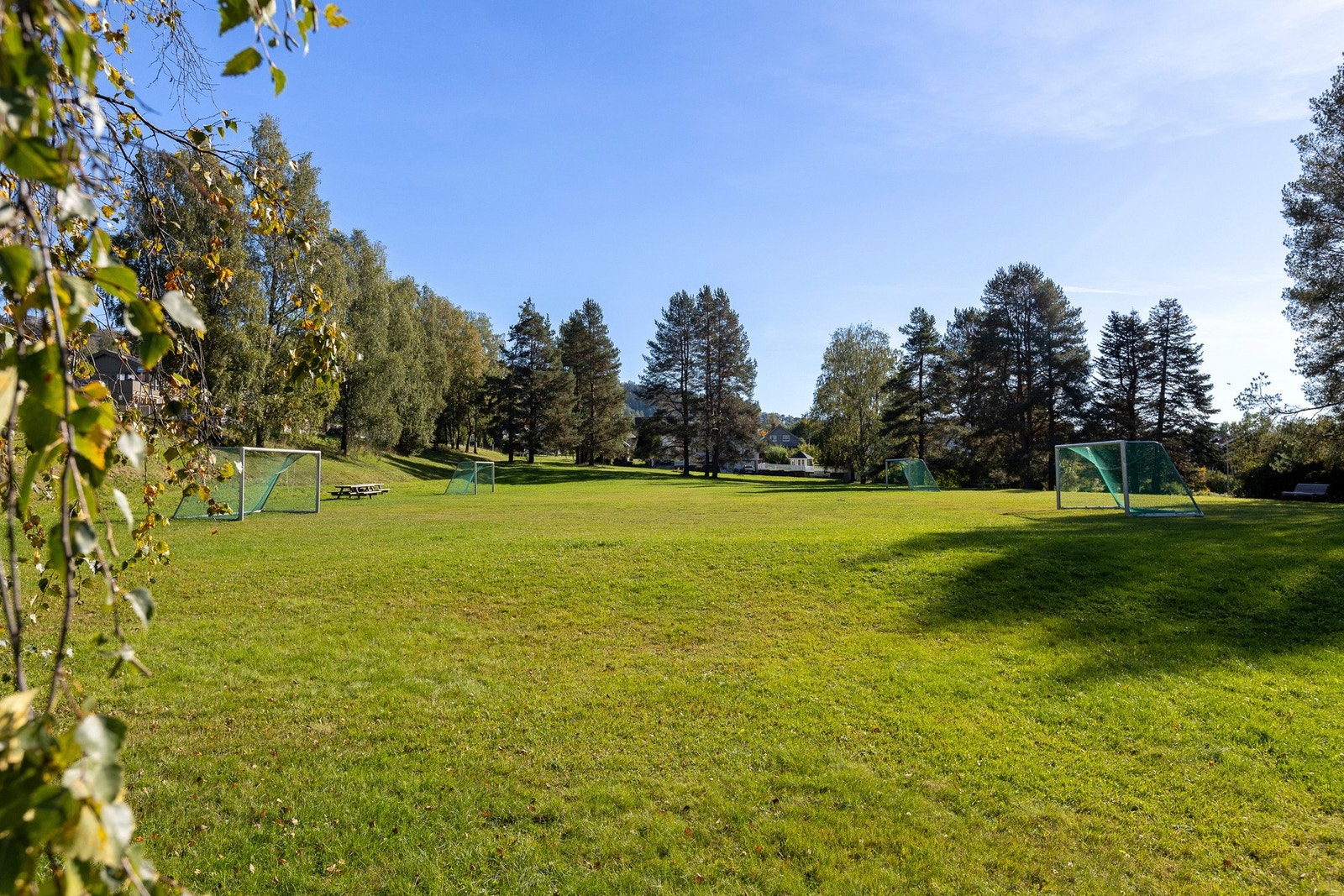 Hyggelig kommunalt friområde som ligger i umiddelbart nærhet til sameiet. Benyttes blant annet til fotball og annet ballspill. Galleribilde