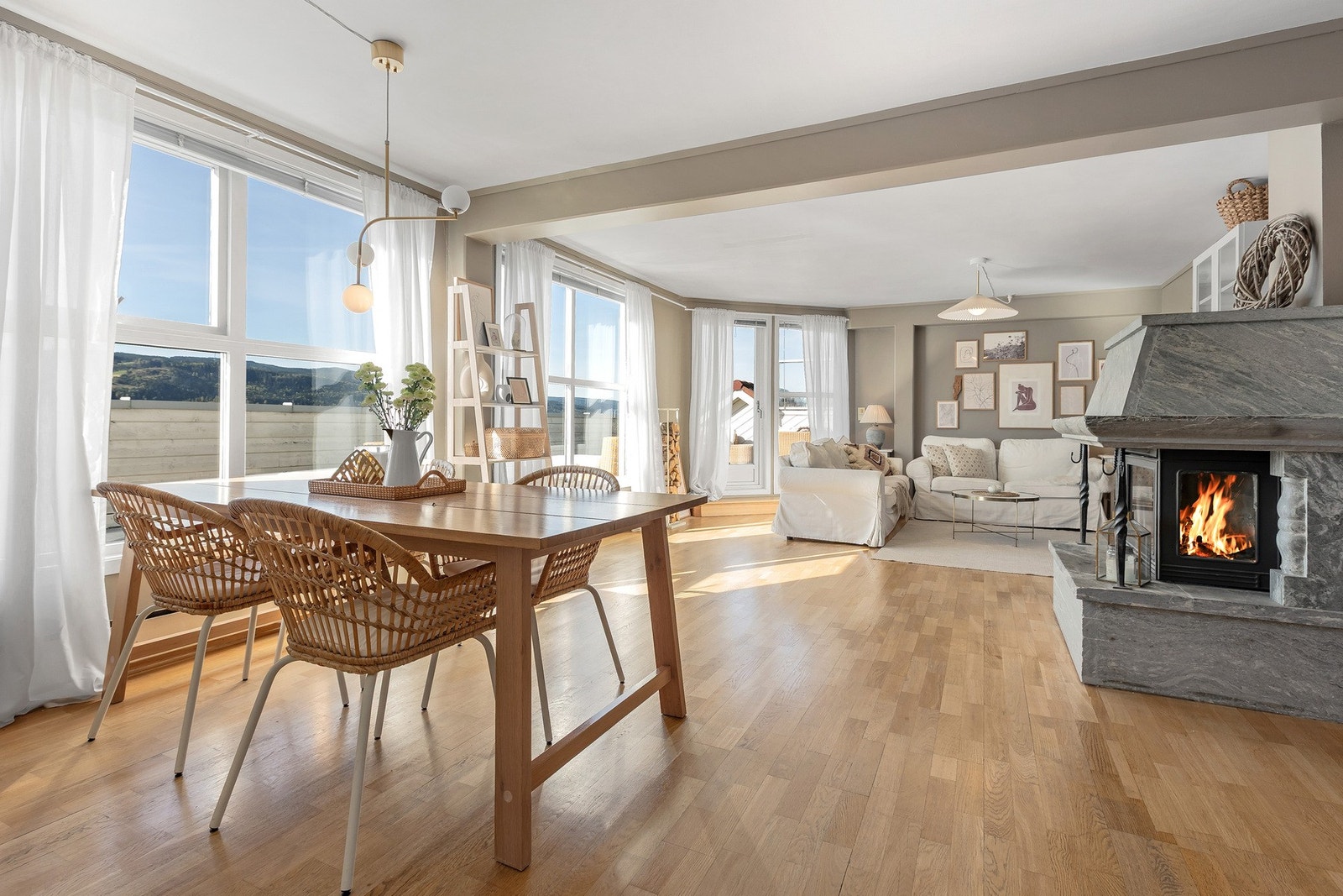 Stuen har store vinduer som ivaretar dagslys og utsikt Galleribilde