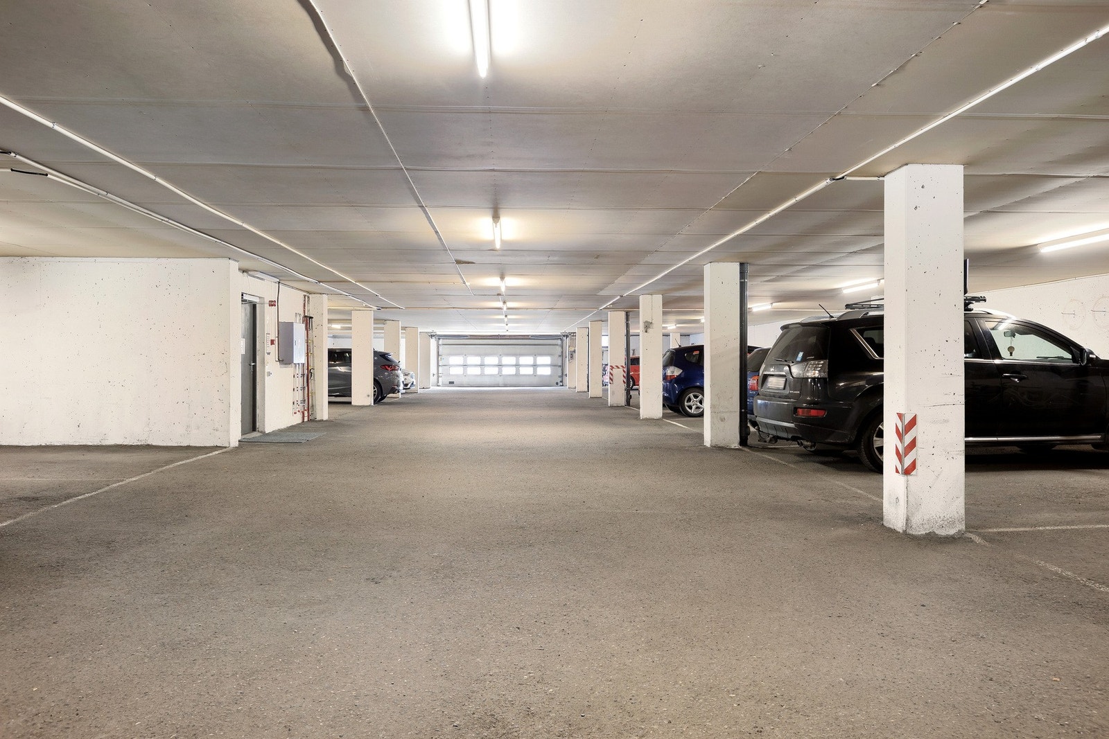 Felles, oppvarmet garasjekjeller med tilgang via automatisk leddport. Galleribilde