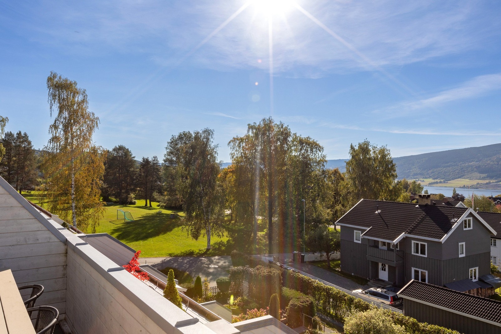 Vestvendt utsikt mot Suttestadbana, Mjøsa og deler av boligområdet på Suttestad. Galleribilde