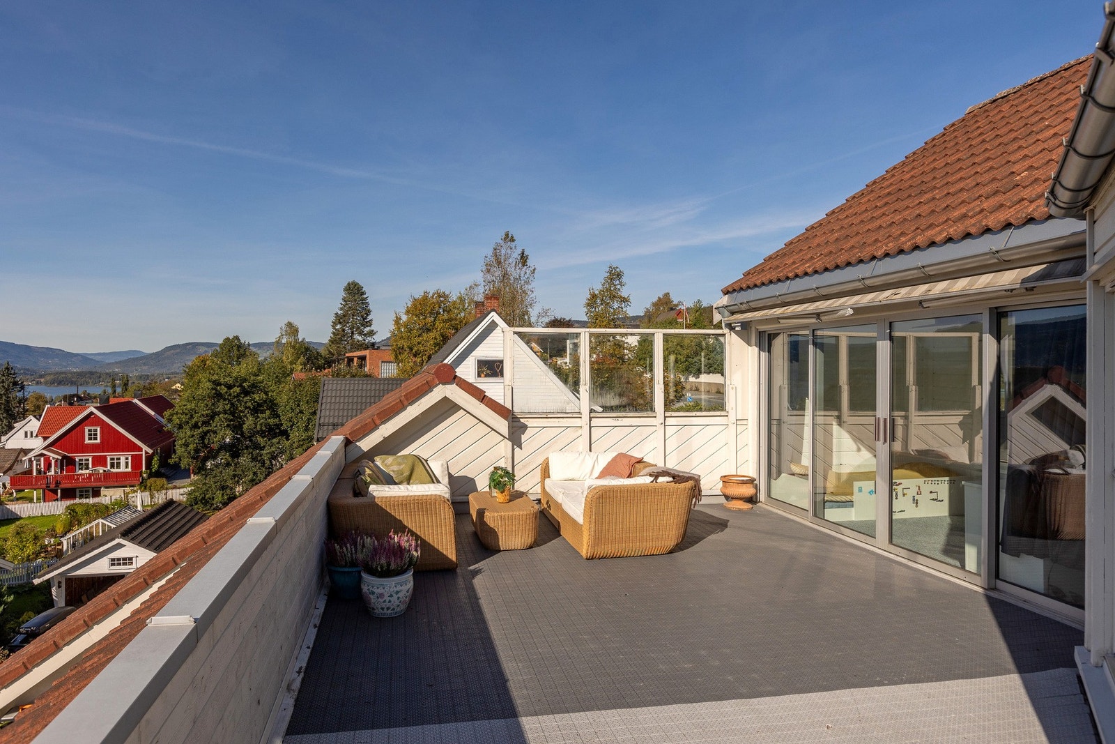 Lun, solrik og skjermet uteplass med flotte sol- og utsiktsforhold. Galleribilde