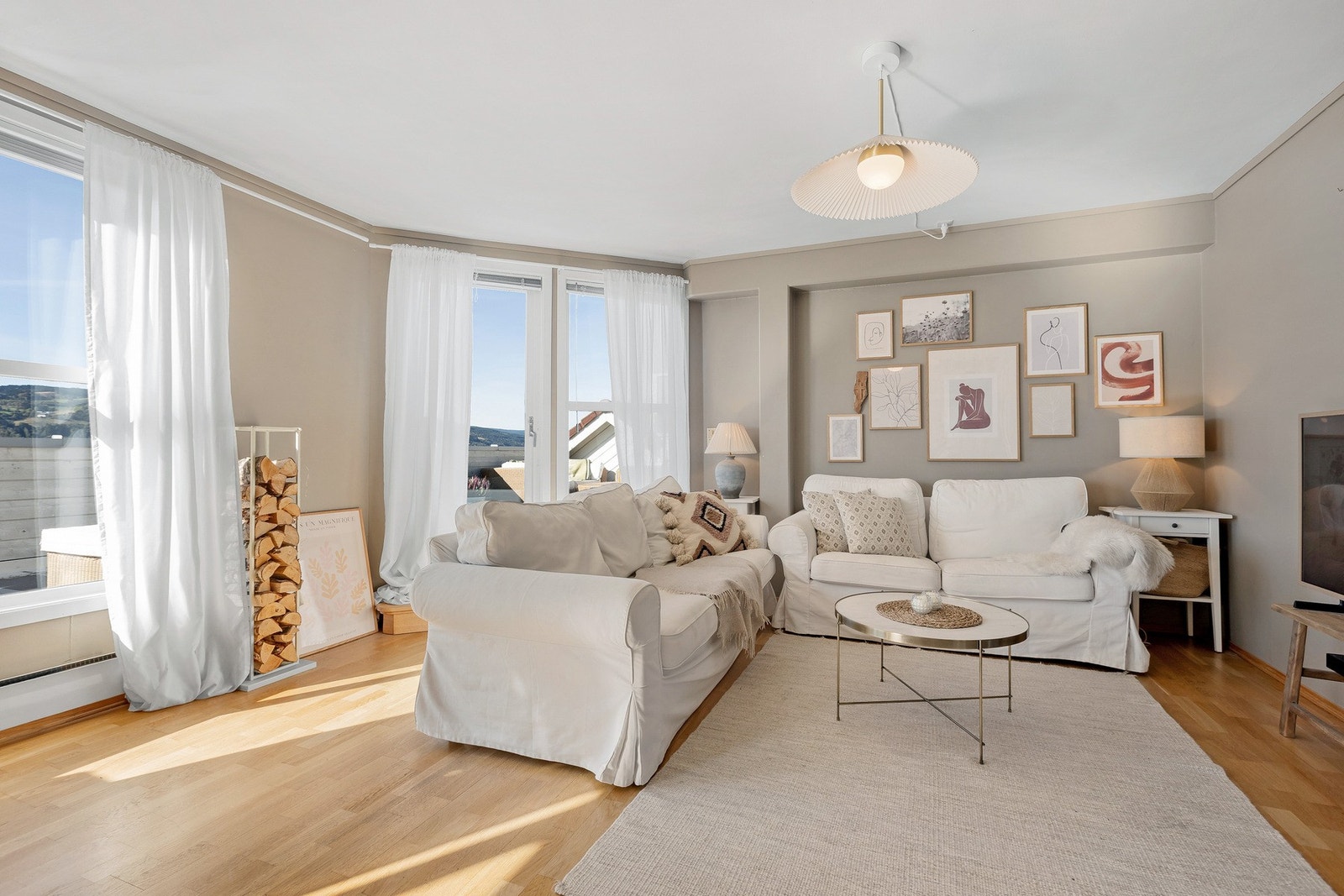 Fra stua er det lite trapperepo opp til terrassen. Galleribilde