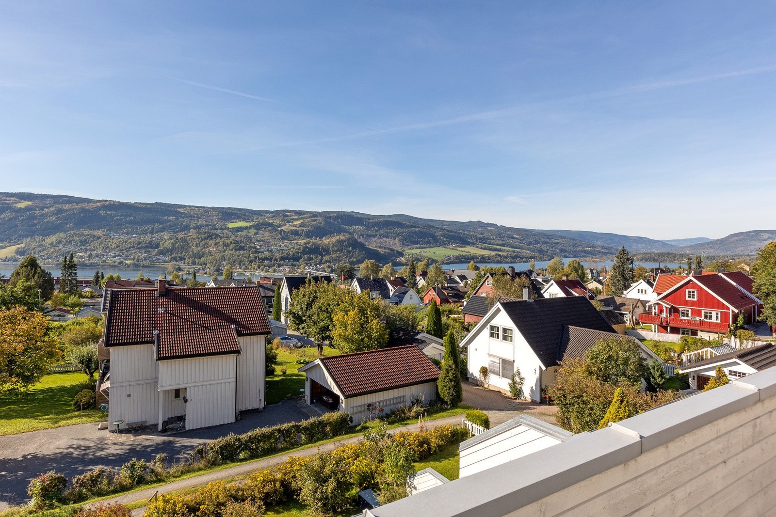 Leiligheten ligger direkte vestvendt med utsikt også til Vingnes og Vingnesbrua. Galleribilde