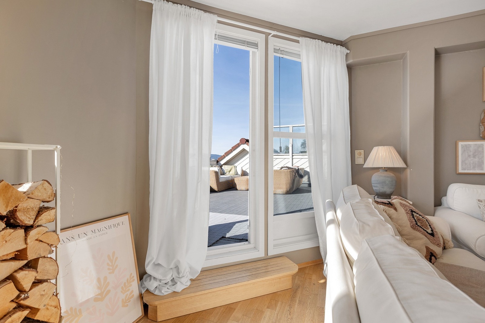 Gulvene og veggene er i nøytrale fargetoner som gir et tidløst preg som passer de fleste møbleringsstiler. Galleribilde