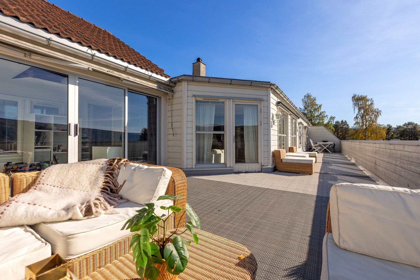 Her er det rikelig plass til både spisebord, loungemøbler og solsenger. Galleribilde