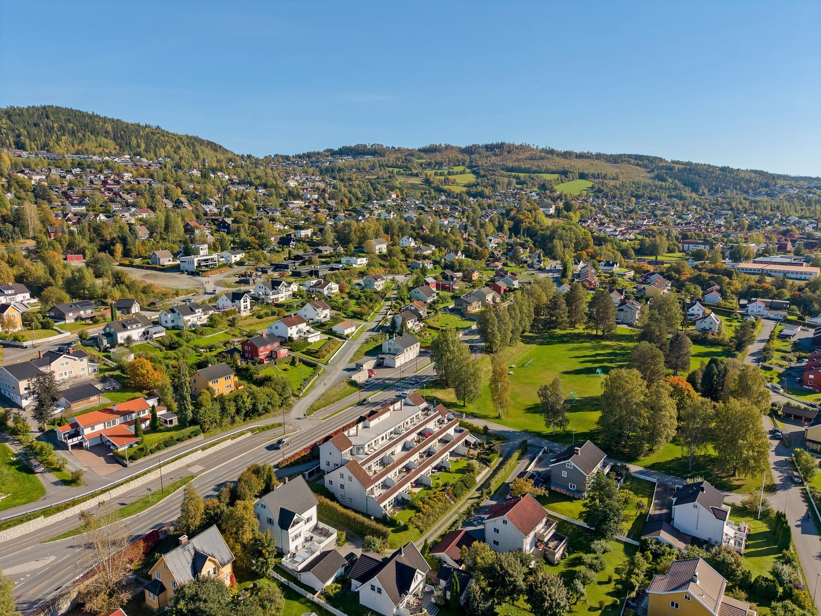 Leiligheten ligger i toppetasjen i Sameiet Hamarvegen Terrasse. Flott og attraktivt beliggende boligsameiet i veletablert og hyggelig boligområde i søndre del av byen. Galleribilde