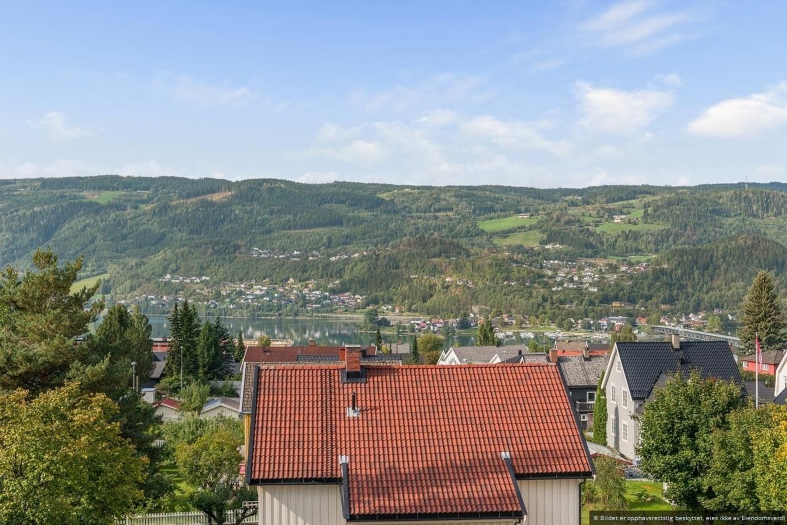 Leiligheten ligger direkte vestvendt med utsikt også til Vingnes. Galleribilde