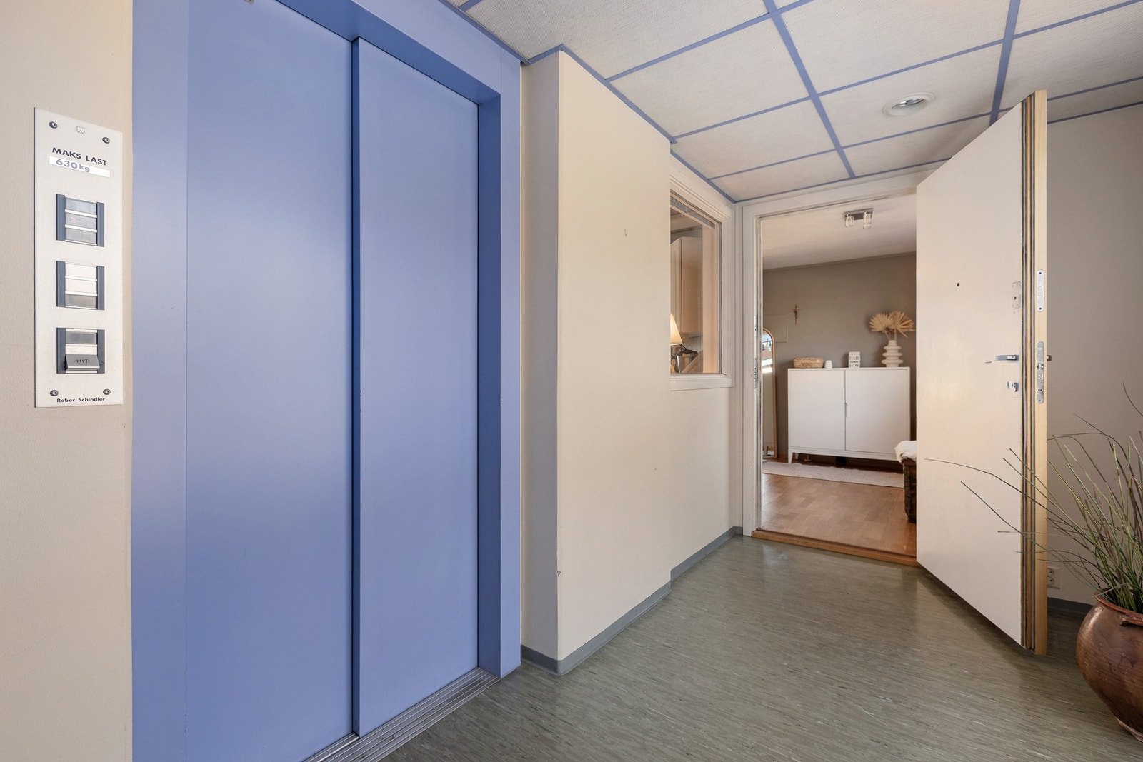 Heis like utenfor inngangsdøren til leiligheten i 4 etasje. Galleribilde