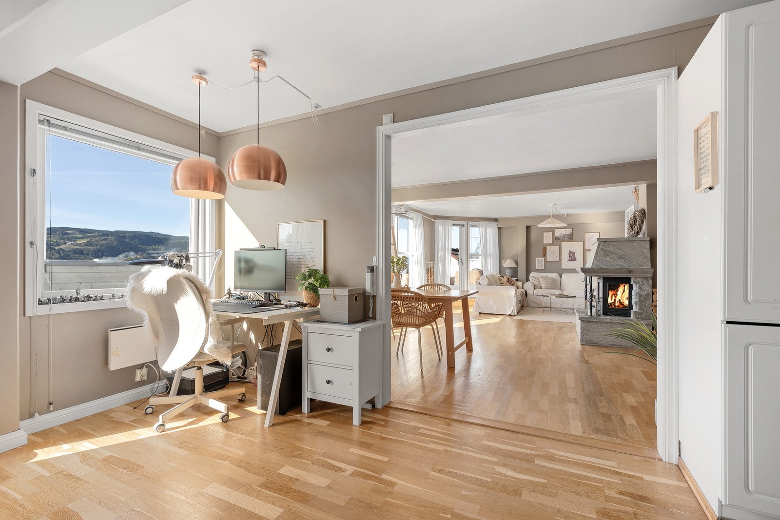 Plass til kontor eller spiseplass i tilknytning til kjøkkenet. Dels åpent inn mot stuedelen. Galleribilde