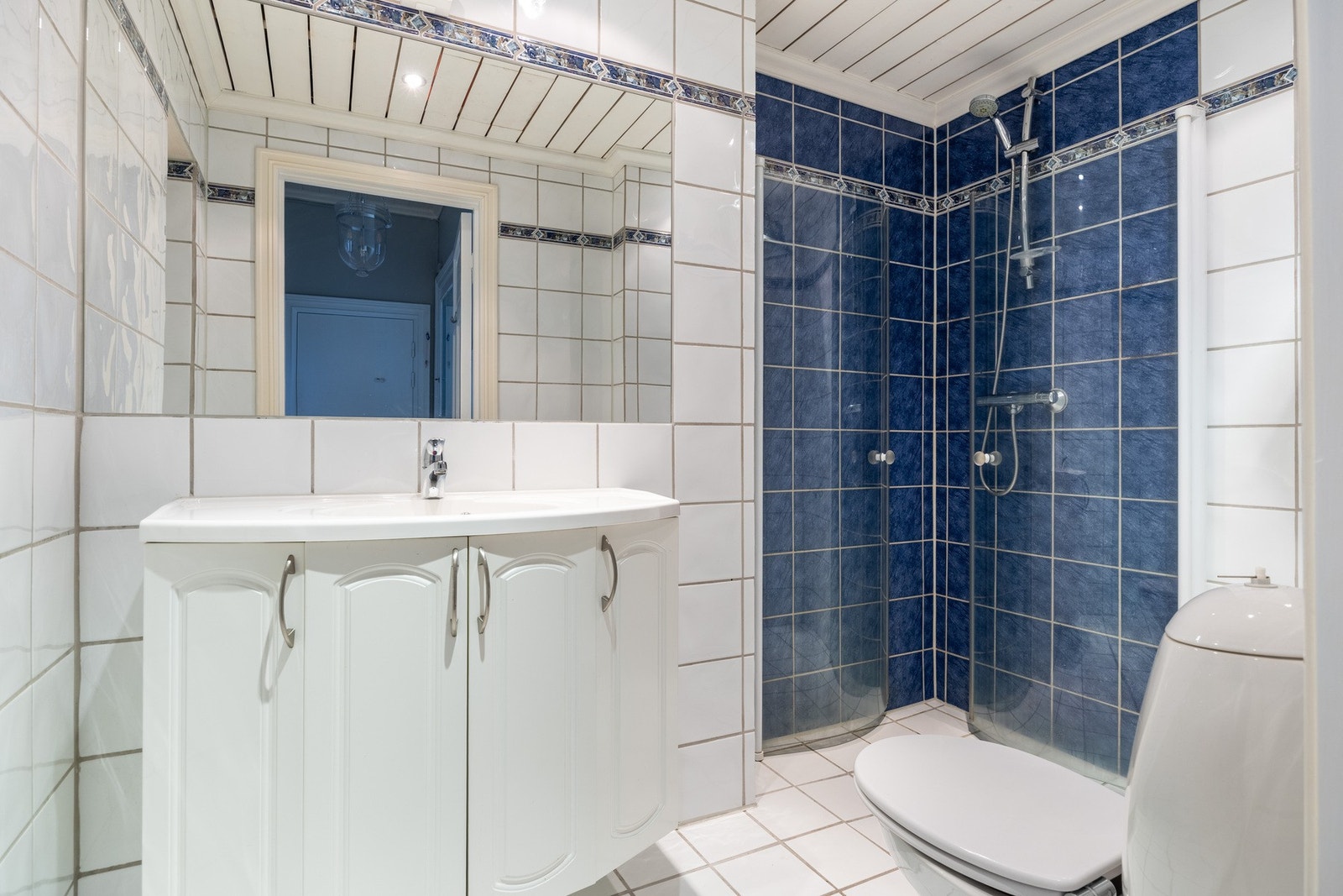 Det andre badet er fra 2002. Badet er helfliset og har gulvvarme. Det er også et separat vaskerom med opplegg for vaskemaskin. Galleribilde