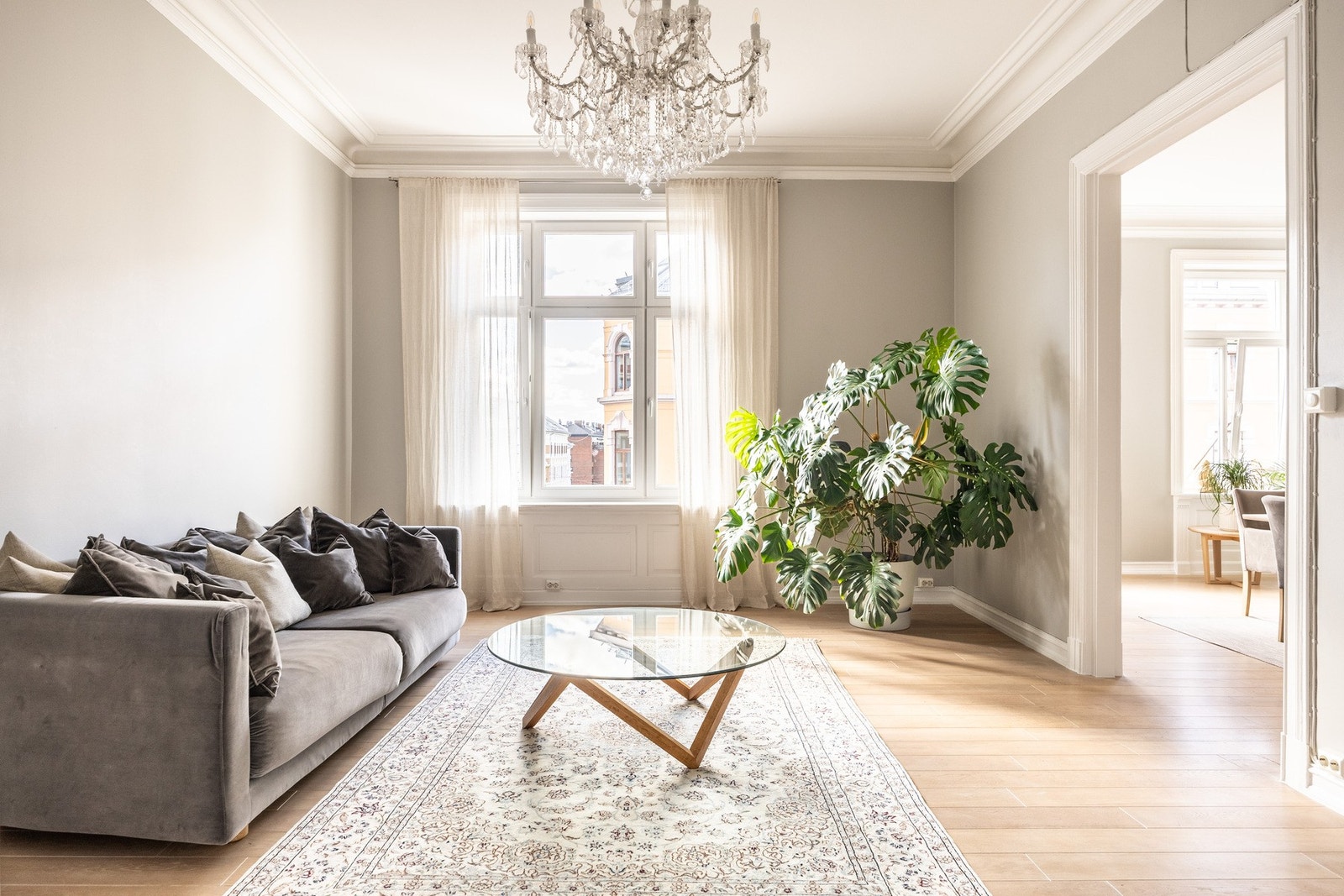 Stor og lys stue med rom for å innrede med TV-krok. Galleribilde