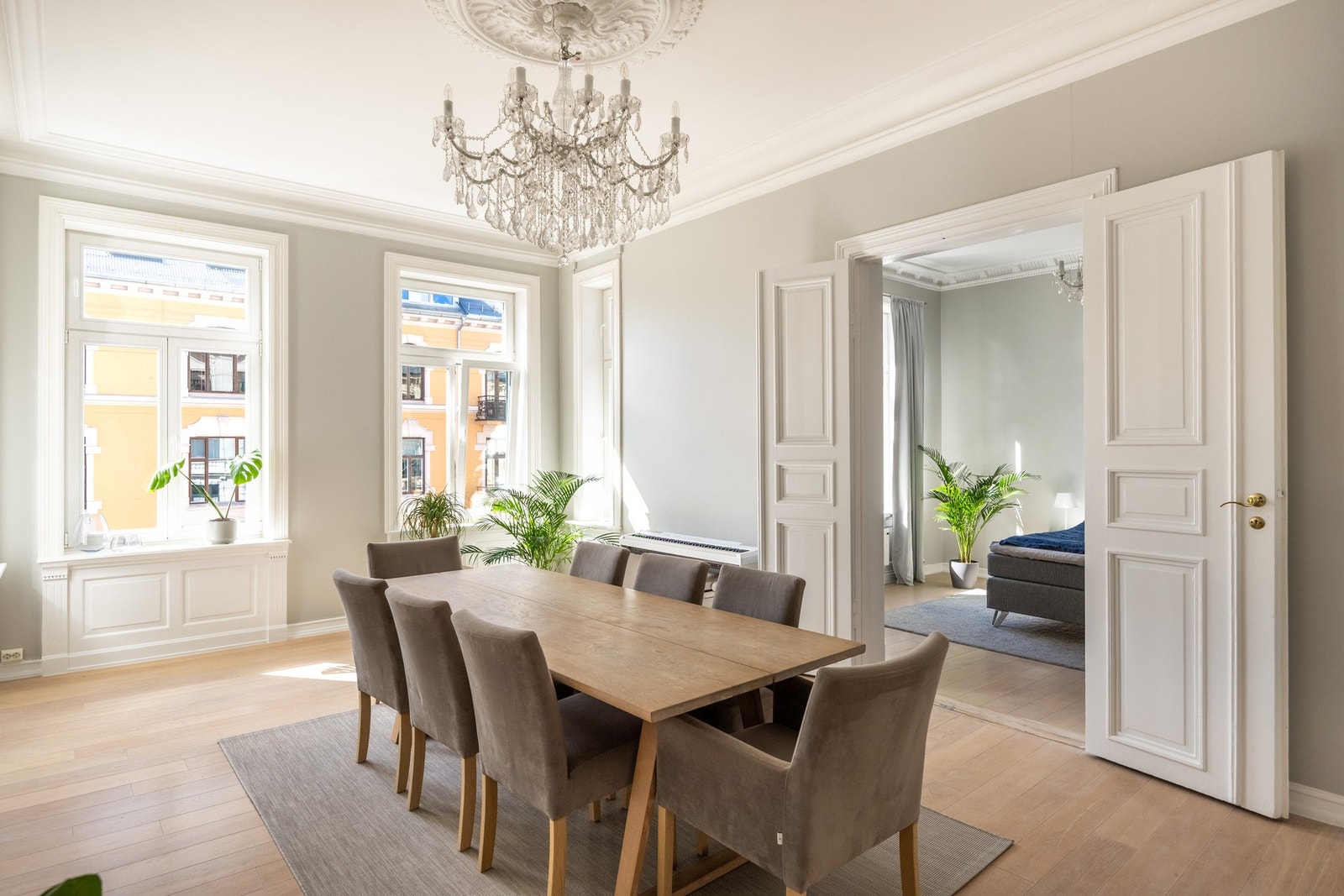 Her får man originale detaljer som stukkaturer, rosetter og doble fløydører. Galleribilde