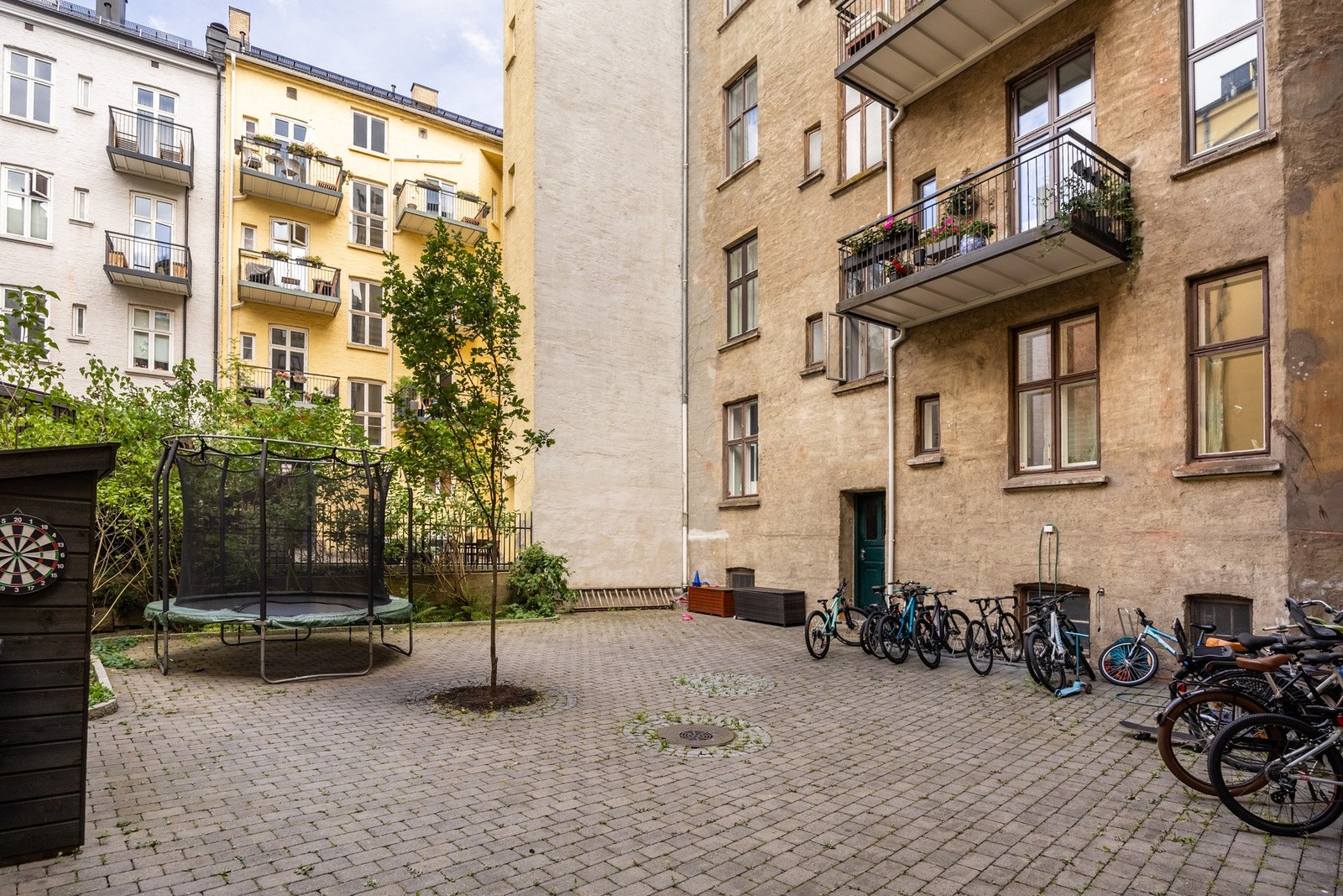 Pen og rolig bakgård. Galleribilde