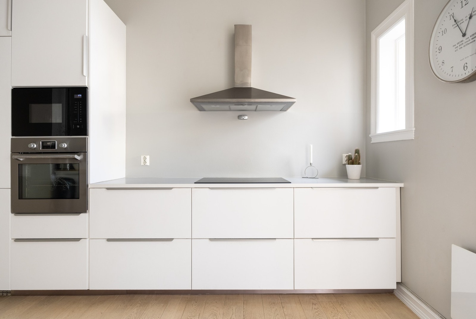 Innredningen har slette fronter og benkeplater av laminat med nedfelt oppvaskkum. Galleribilde