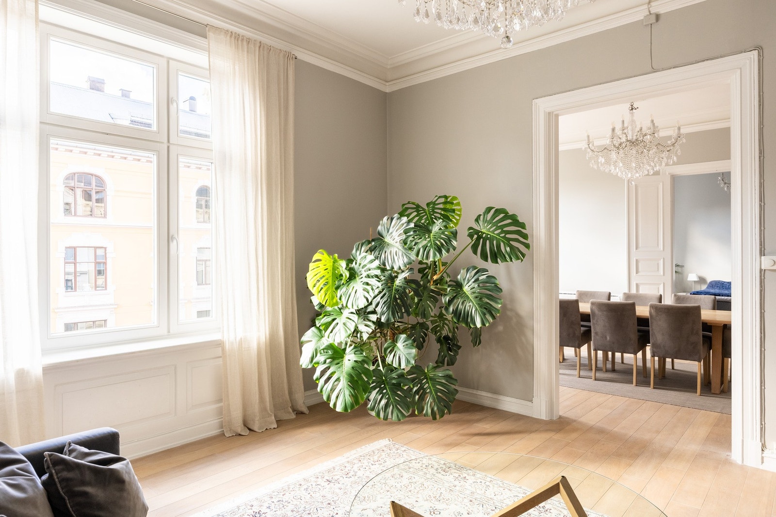 Overflatene er lysmalte, og på gulvet er det lagt parkett. Galleribilde