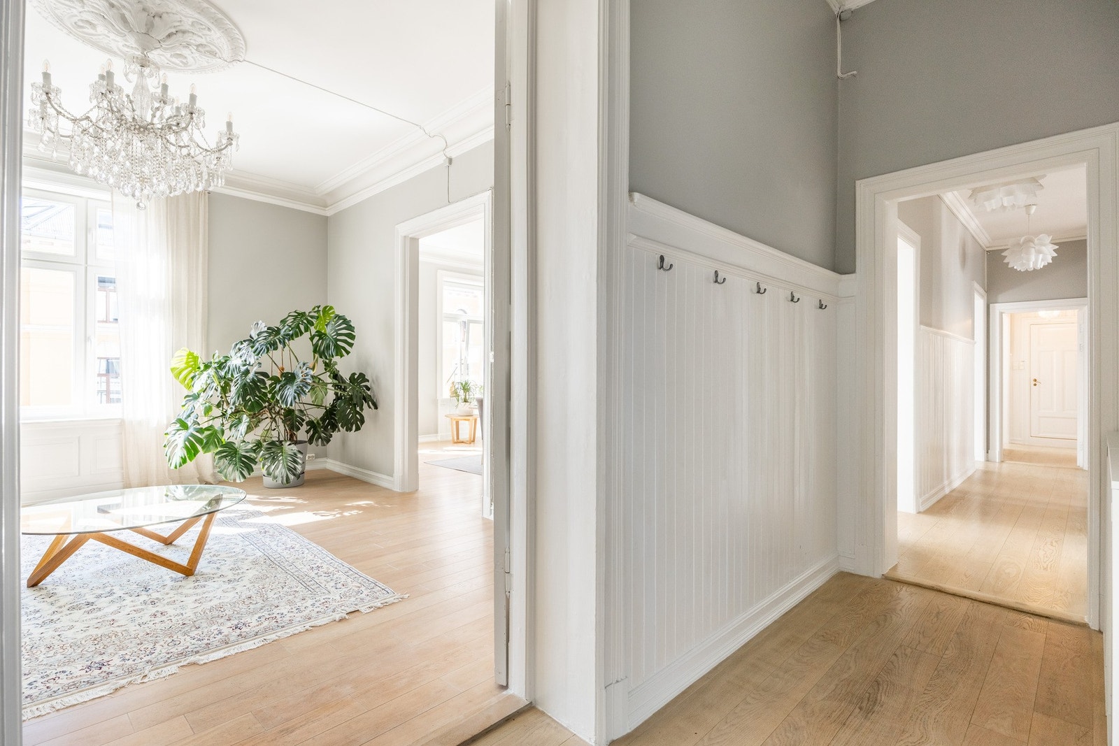 Det er også vakker brystningspanel på vegger, som understreker det klassiske preget. Galleribilde