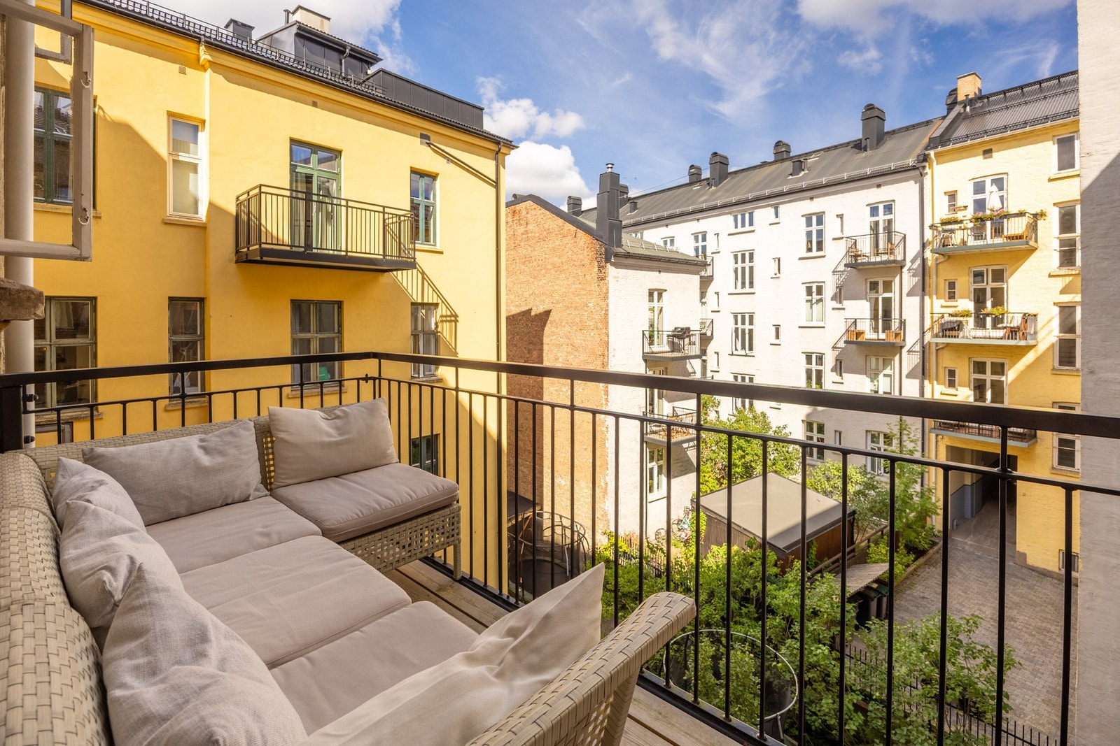 Fra kjøkkenet er det utgang til en koselig balkong som vender mot bakgård. Galleribilde