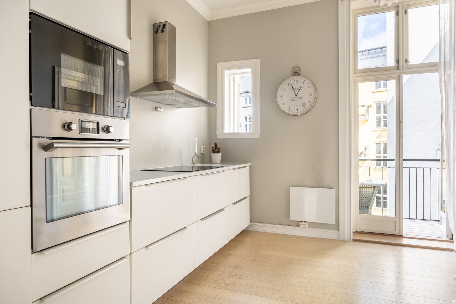 Praktisk separat kjøkken med tidsmessig innredning. Kjøkkenet har en fin kombinasjon av skap- og benkeplass for både oppbevaring og matlaging. Galleribilde