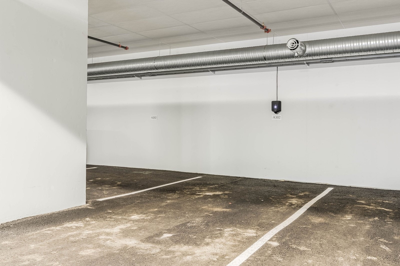 Garasjeplass med el-billader i kjeller Galleribilde