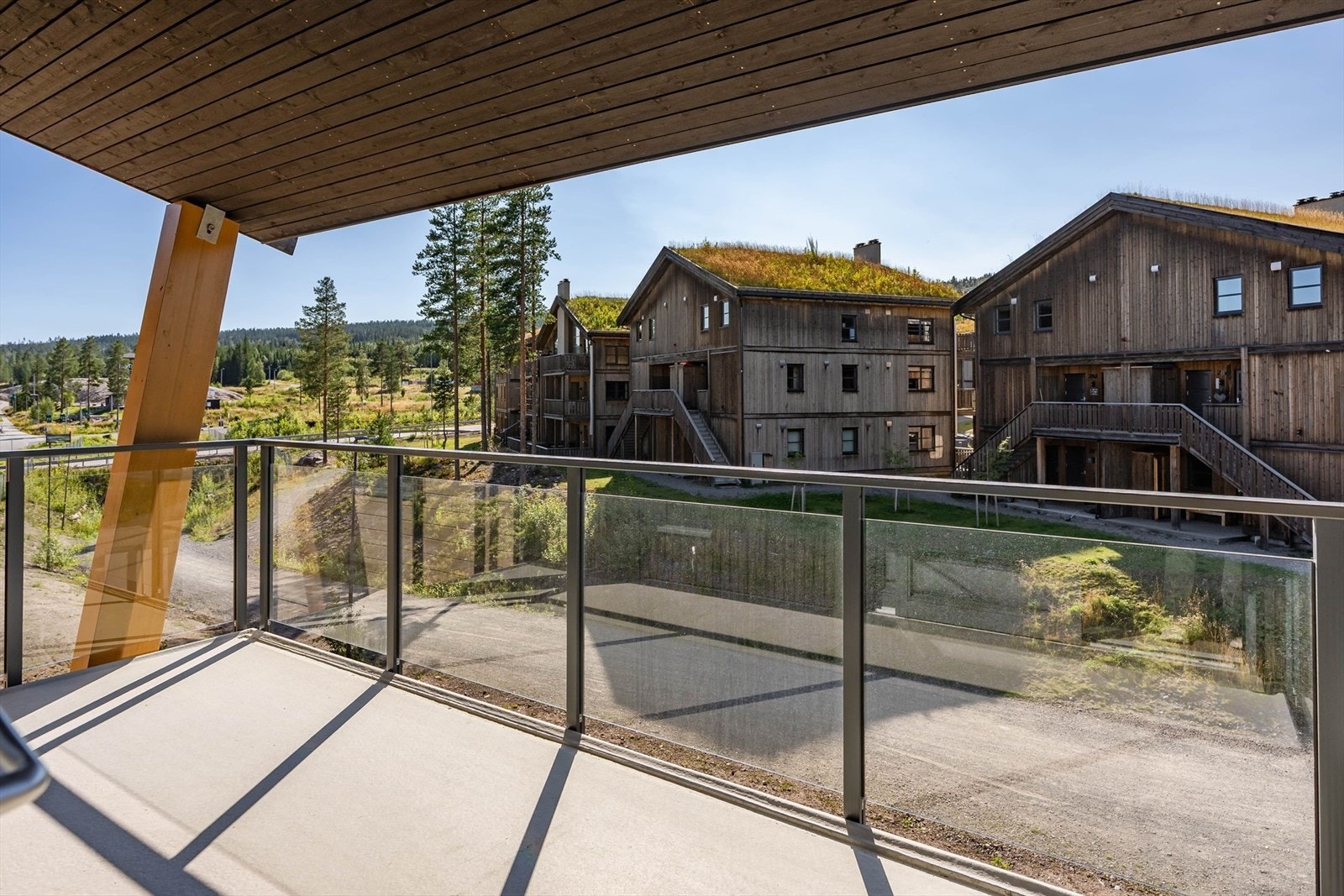 Romslig og solrik balkong Galleribilde