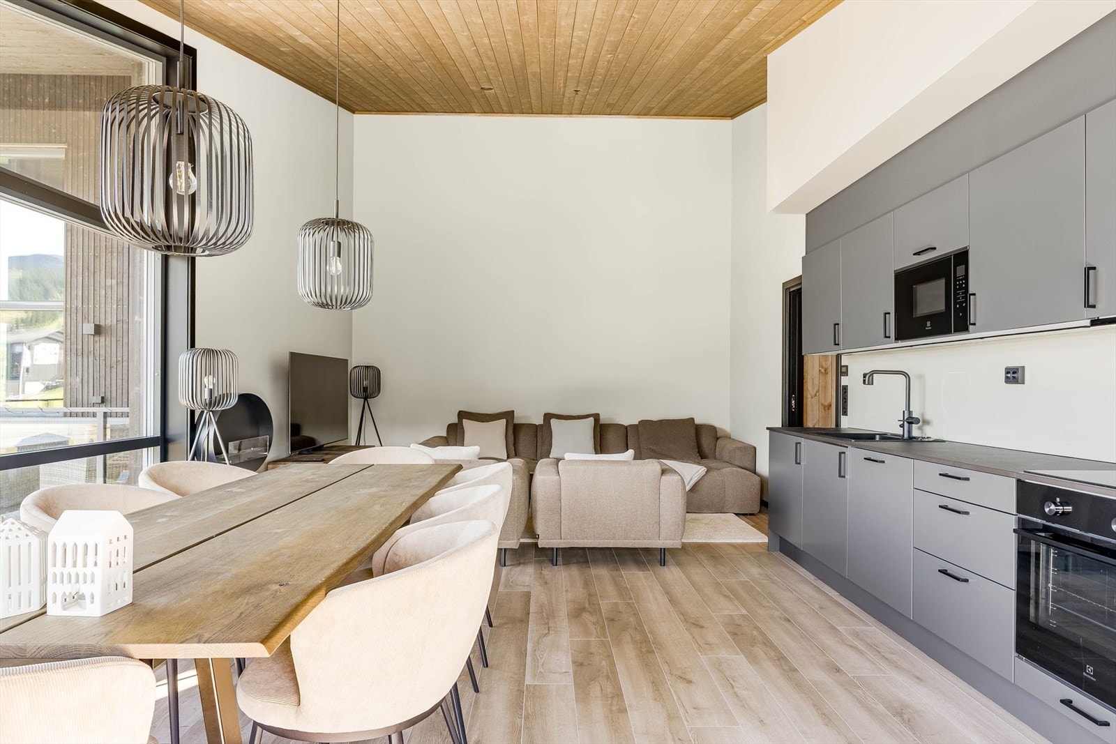 Lyst og trivelig kjøkken med god spiseplass Galleribilde