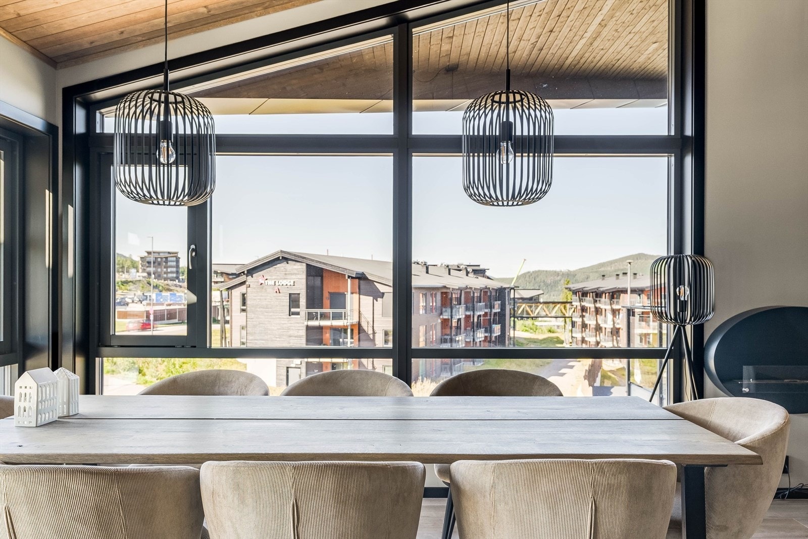 Hyggelig spiseplass med god takhøyde og store vindusflater Galleribilde