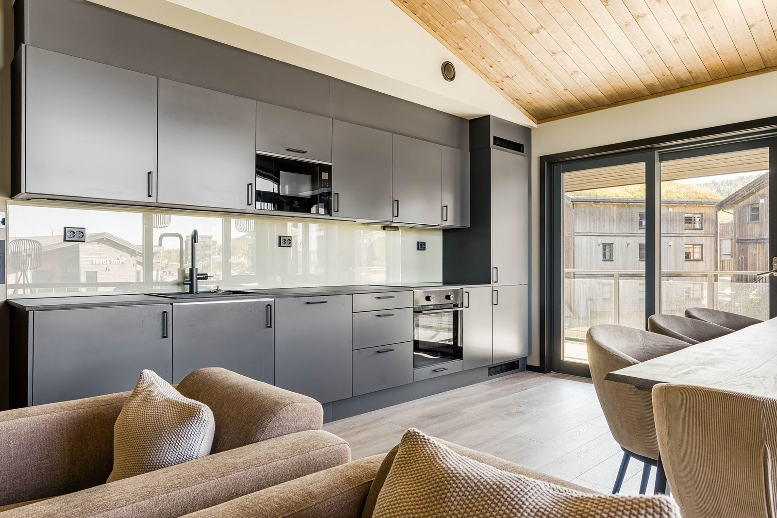 Delikat og innholdsrikt kjøkken med integrerte hvitevarer Galleribilde