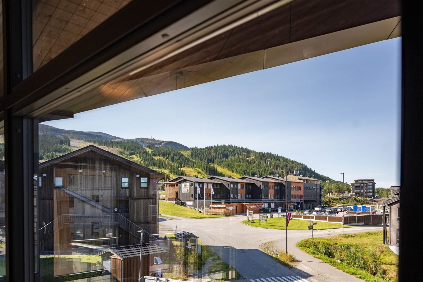 Fin utsikt mot alpinbakkene Galleribilde