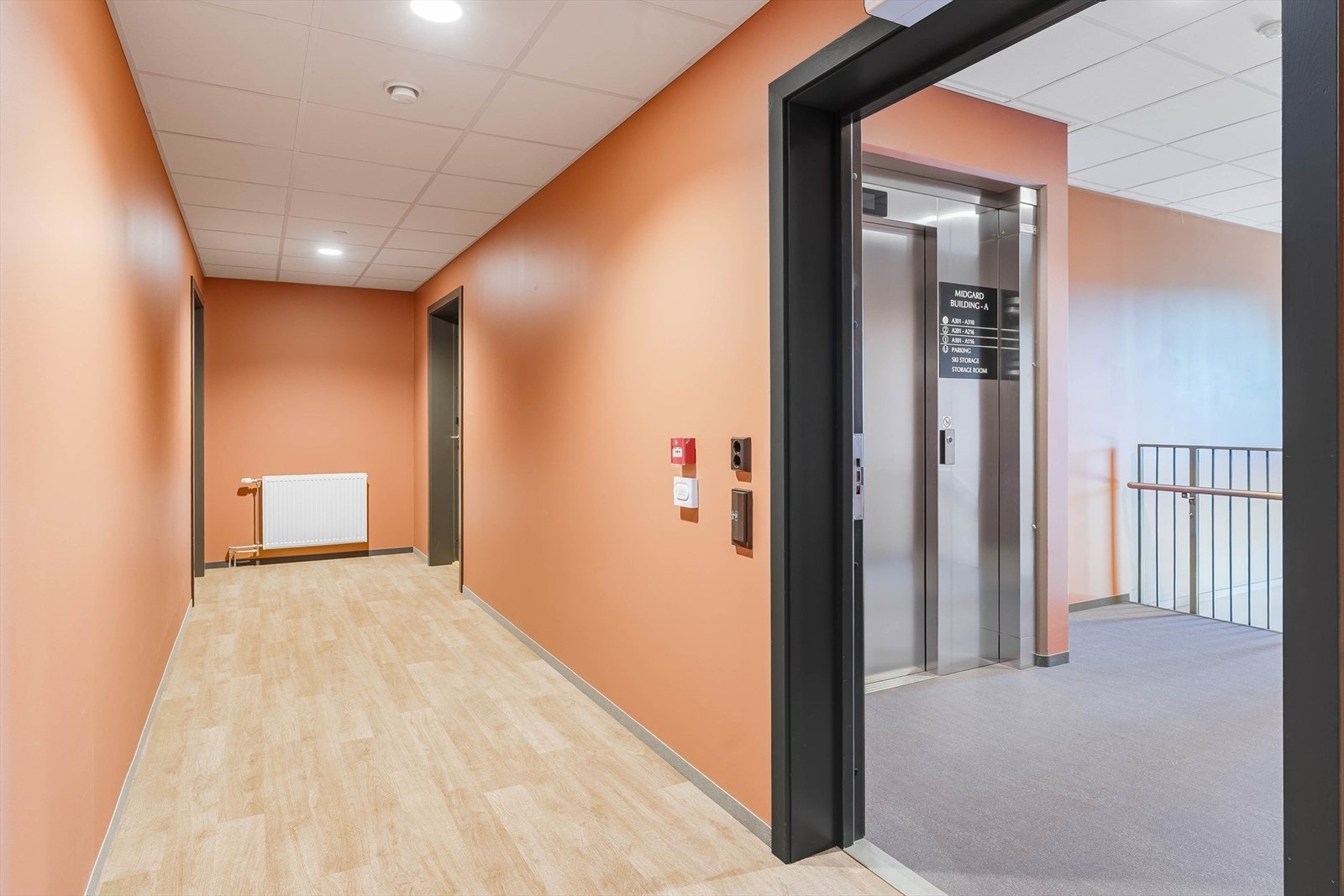 Heis fra garasjekjeller og inngangsparti til leilighetsplan Galleribilde