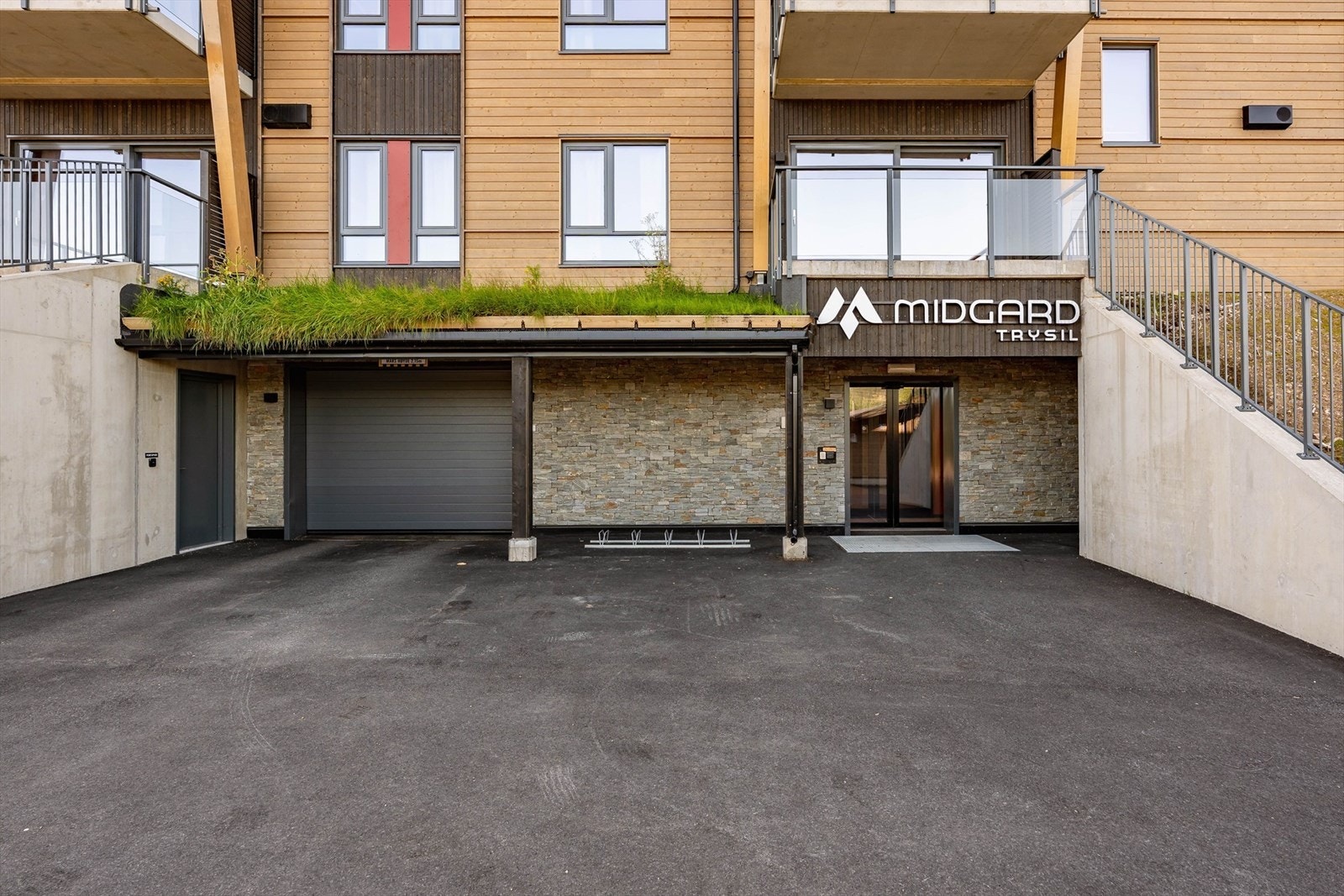 Inngangsparti og innkjøring til garasje Galleribilde