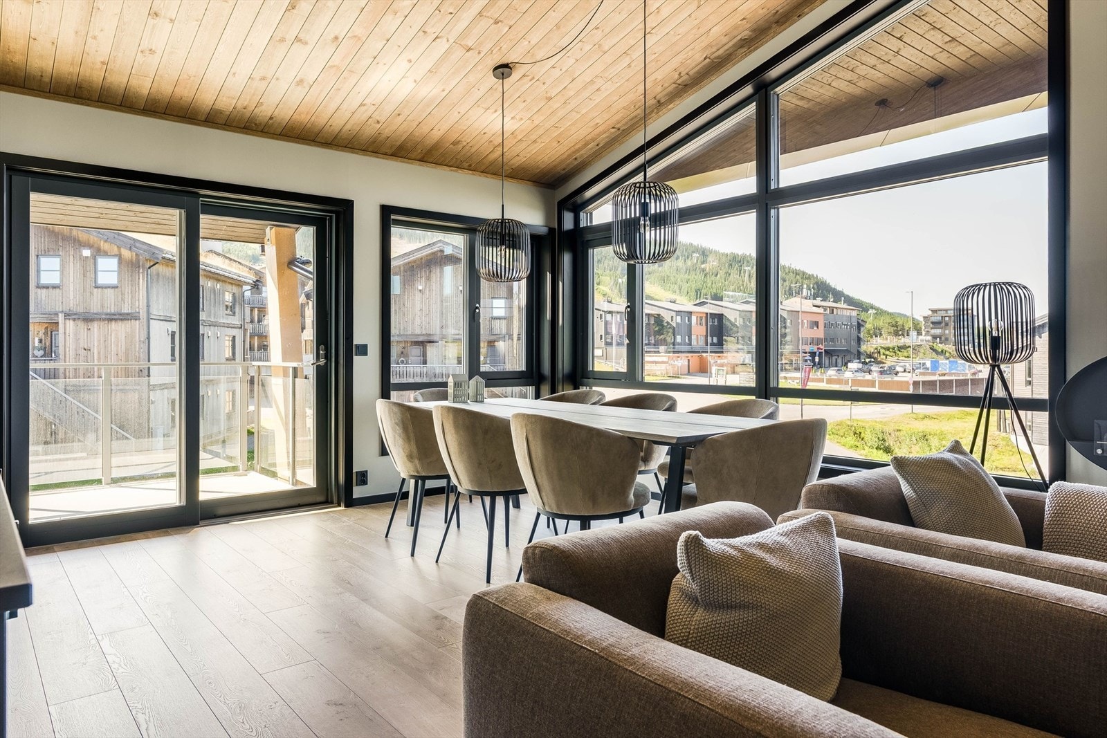 Lys og tiltalende stue med utgang til romslig balkong Galleribilde