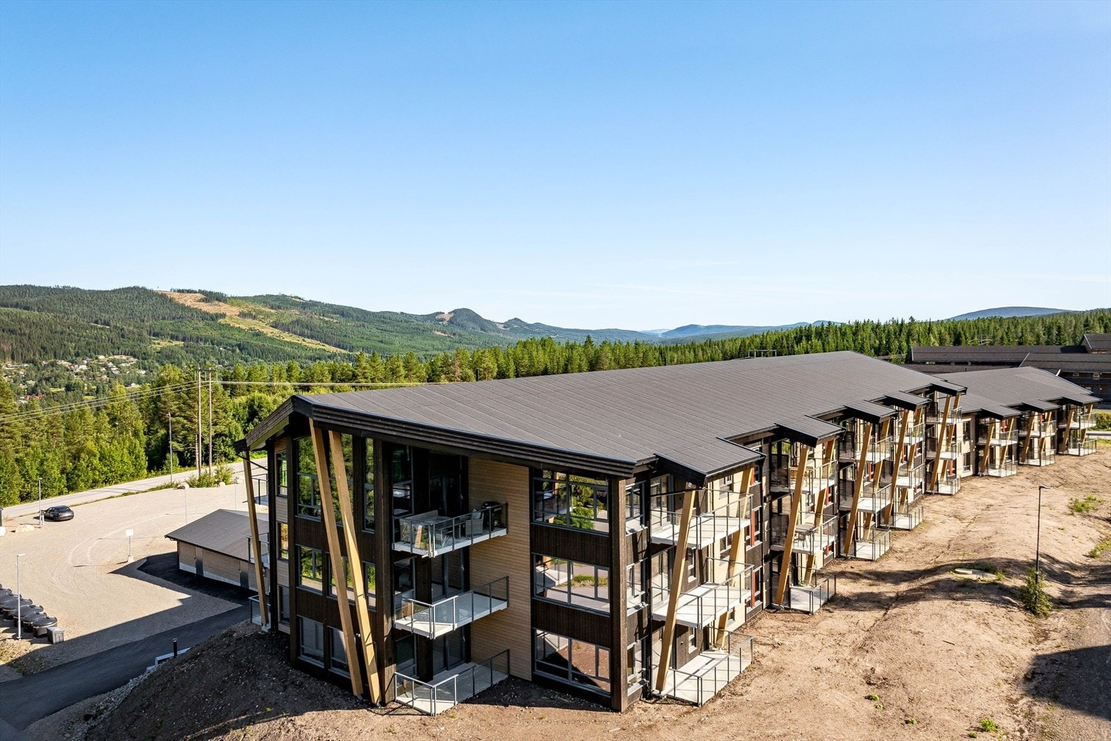 Bygget har moderne uttrykk og leiligheten har en flott beliggenhet i toppetasjen i enden av bygget Galleribilde